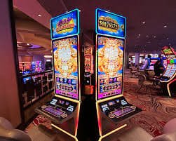 Antarmuka aplikasi mobile koi slot yang menampilkan menu sportsbook, permainan live dealer, dan slot games